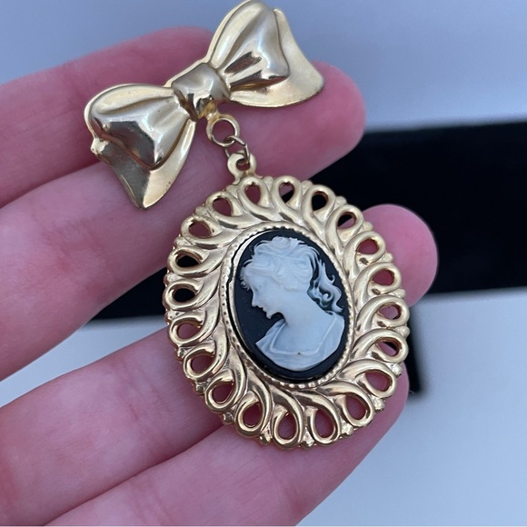 Vintage Black CAMEO Gold Tone Bow Ribbon Coquette Whimsical Goth Pin / Brooch - Picture 6 of 6